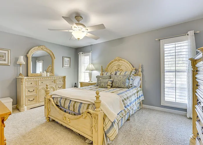 Near Surprise Stadium! W/ Pet-friendly Yard Holiday home Sun City West