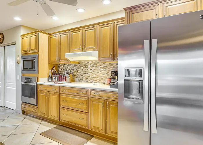Near Surprise Stadium! W/ Pet-friendly Yard Holiday home