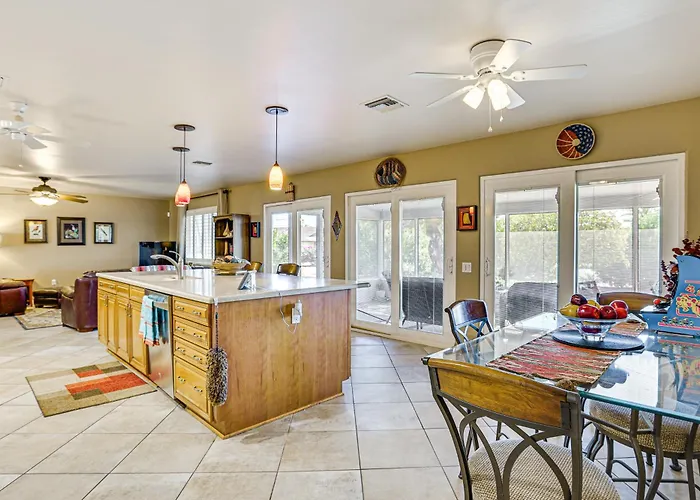 Near Surprise Stadium! W/ Pet-friendly Yard Holiday home *
